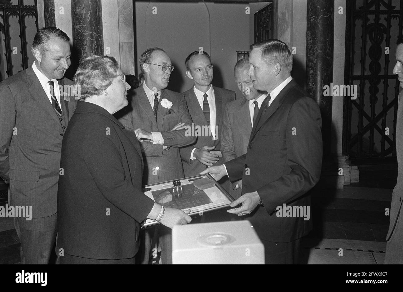 Astronauten und ihre Frauen werden im Palast am Staudamm empfangen. Königin Juliana und Prinz Bernhard erhalten ein Geschenk von Michael Collins, Edwin 'Buzz' Aldrin und Neil Armstrong, 9. Oktober 1969, Königinnen, Prinzen, Weltraumreisende, Niederlande, Foto der Presseagentur des 20. Jahrhunderts, zu erinnerende Nachrichten, Dokumentarfilm, historische Fotografie 1945-1990, visuelle Geschichten, Menschliche Geschichte des zwanzigsten Jahrhunderts, Momente in der Zeit festzuhalten Stockfoto