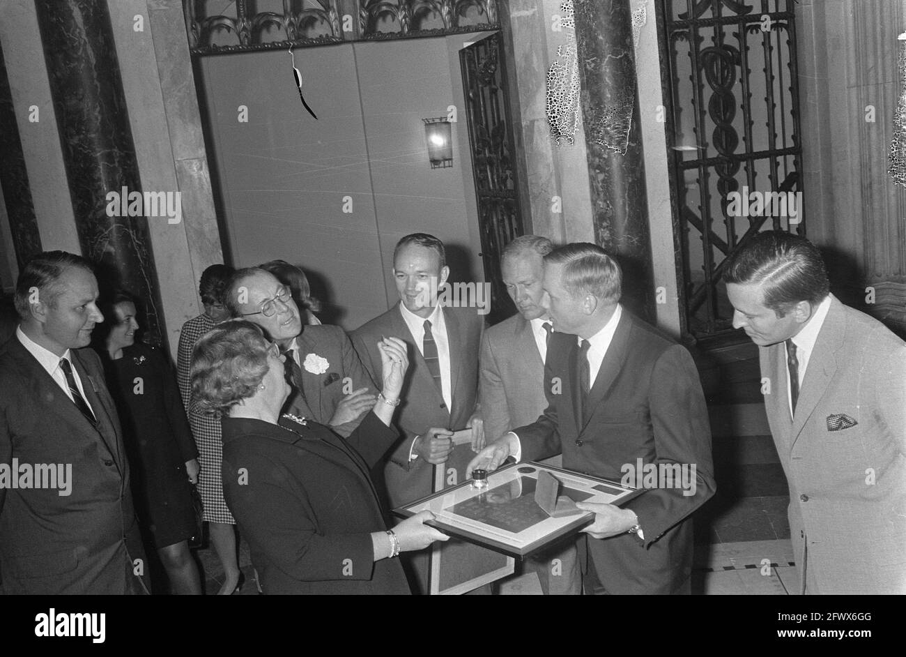 Astronauten und ihre Frauen werden im Palast am Dam-Platz empfangen. Königin Juliana und Prinz Bernhard erhalten ein Geschenk von Michael Collins, Edwin 'Buzz' Aldrin und Neil Armstrong, 9. Oktober 1969, Königinnen, Prinzen, Astronauten, Niederlande, Foto der Presseagentur des 20. Jahrhunderts, zu erinnerende Nachrichten, Dokumentarfilm, historische Fotografie 1945-1990, visuelle Geschichten, Menschliche Geschichte des zwanzigsten Jahrhunderts, Momente in der Zeit festzuhalten Stockfoto