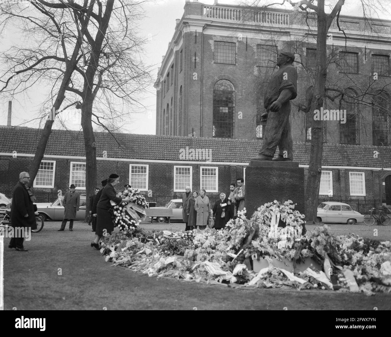 Amsterdam. Die israelische Außenministerin, Frau Golda Meir, legt einen Kranz an das Denkmal The Dock Worker, 27. Februar 1964, Verfolgung von Juden, Skulpturen, Besuche, Gedenkstätten, Kranzniederlegung, Minister, Niederlande, 20. Jahrhundert Presseagentur Foto, Nachrichten zu erinnern, Dokumentarfilm, historische Fotografie 1945-1990, visuelle Geschichten, Menschliche Geschichte des zwanzigsten Jahrhunderts, Momente in der Zeit festzuhalten Stockfoto