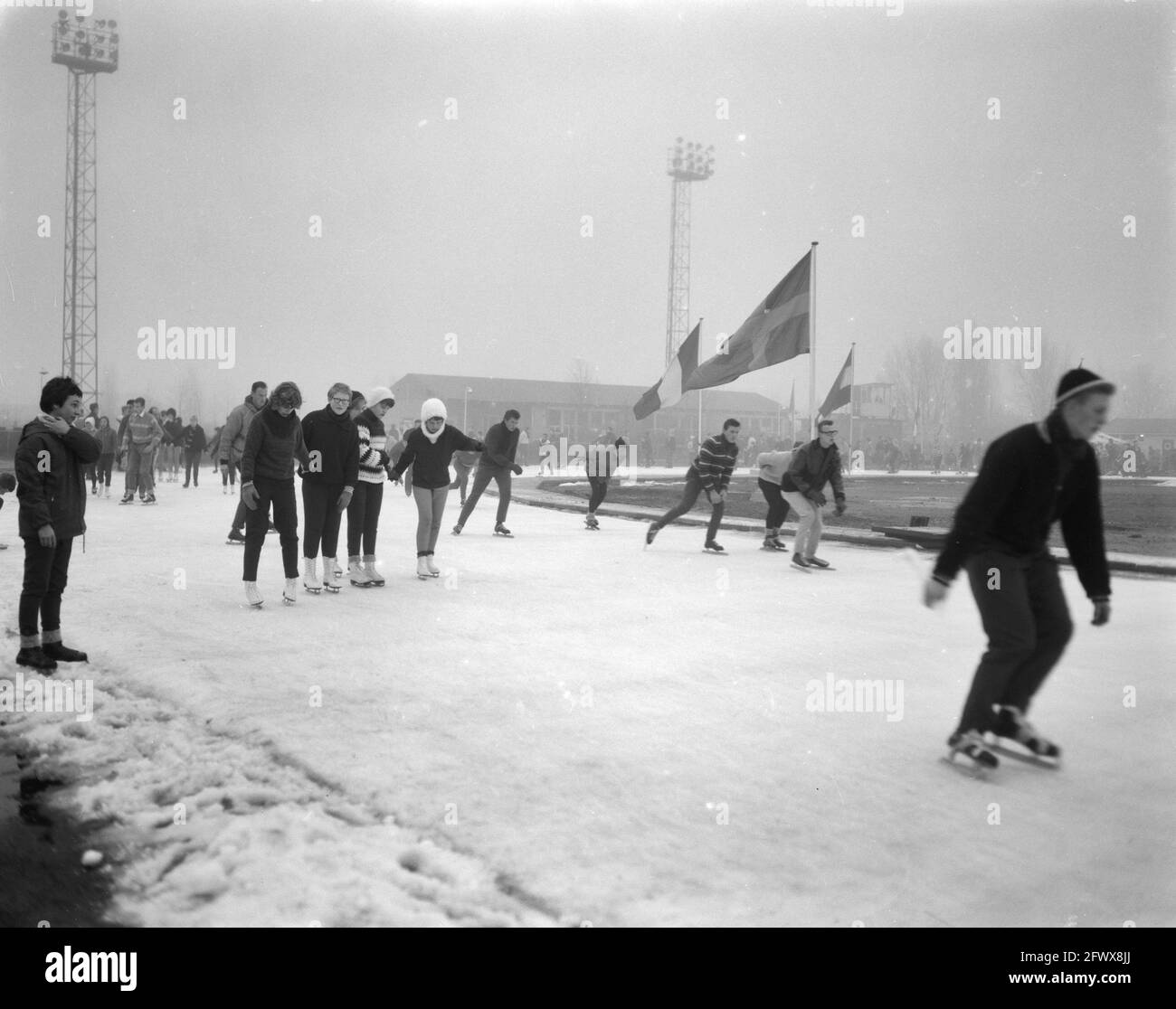 Eröffnung der Kunsteisbahn Jaap Eden in Amsterdam. Menschenmassen auf der Eisbahn, 10. Dezember 1961, Openings, Niederlande, 20. Jahrhundert Presseagentur Foto, Nachrichten zu erinnern, Dokumentarfilm, historische Fotografie 1945-1990, visuelle Geschichten, Menschliche Geschichte des zwanzigsten Jahrhunderts, Momente in der Zeit festzuhalten Stockfoto