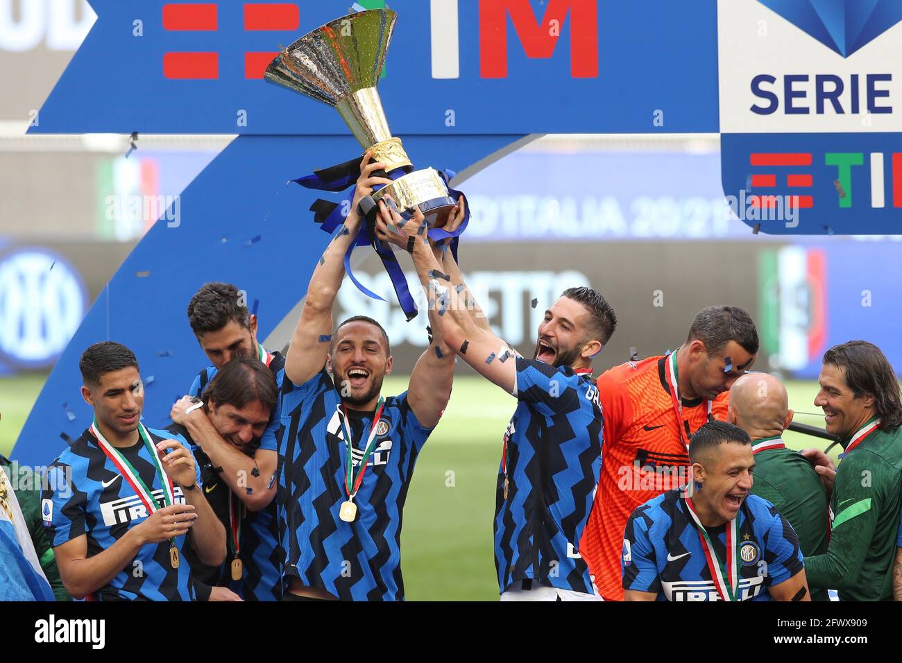 Mailand, Italien, 23. Mai 2021. Spieler und Mitarbeiter des FC Internazionale feiern mit der Trophäe Scudetto nach dem Spiel der Serie A in Giuseppe Meazza, Mailand. Bildnachweis sollte lauten: Jonathan Moscrop / Sportimage Stockfoto