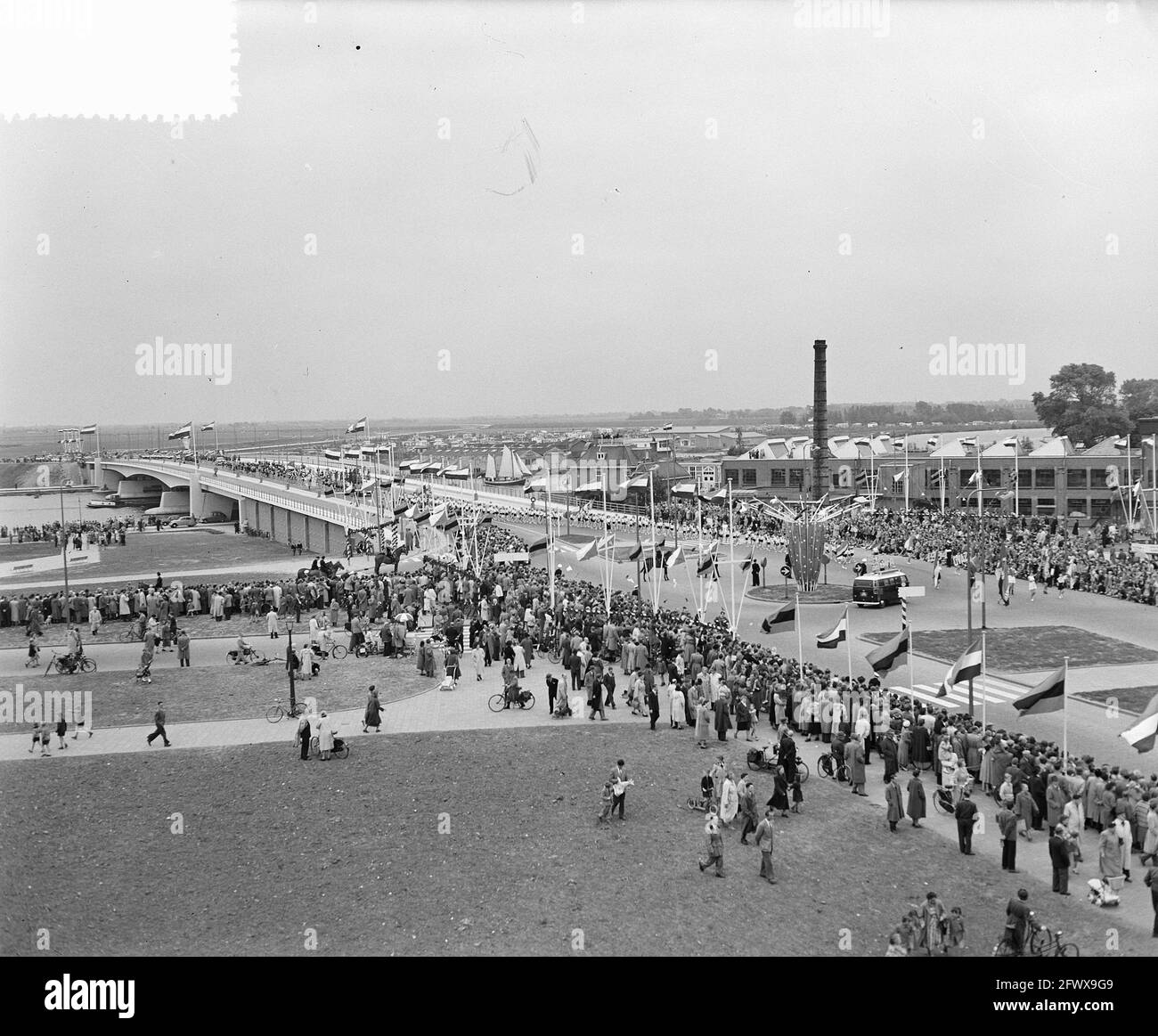 Eröffnung der neuen Amstel-Brücke durch Bürgermeister Dailly, Bürgermeister schneidet Band, 3. Juli 1954, BURGEMEESTERS, Eröffnungen, Niederlande, Foto der Presseagentur des 20. Jahrhunderts, zu erinnerende Nachrichten, Dokumentarfilm, historische Fotografie 1945-1990, visuelle Geschichten, Menschliche Geschichte des zwanzigsten Jahrhunderts, Momente in der Zeit festzuhalten Stockfoto