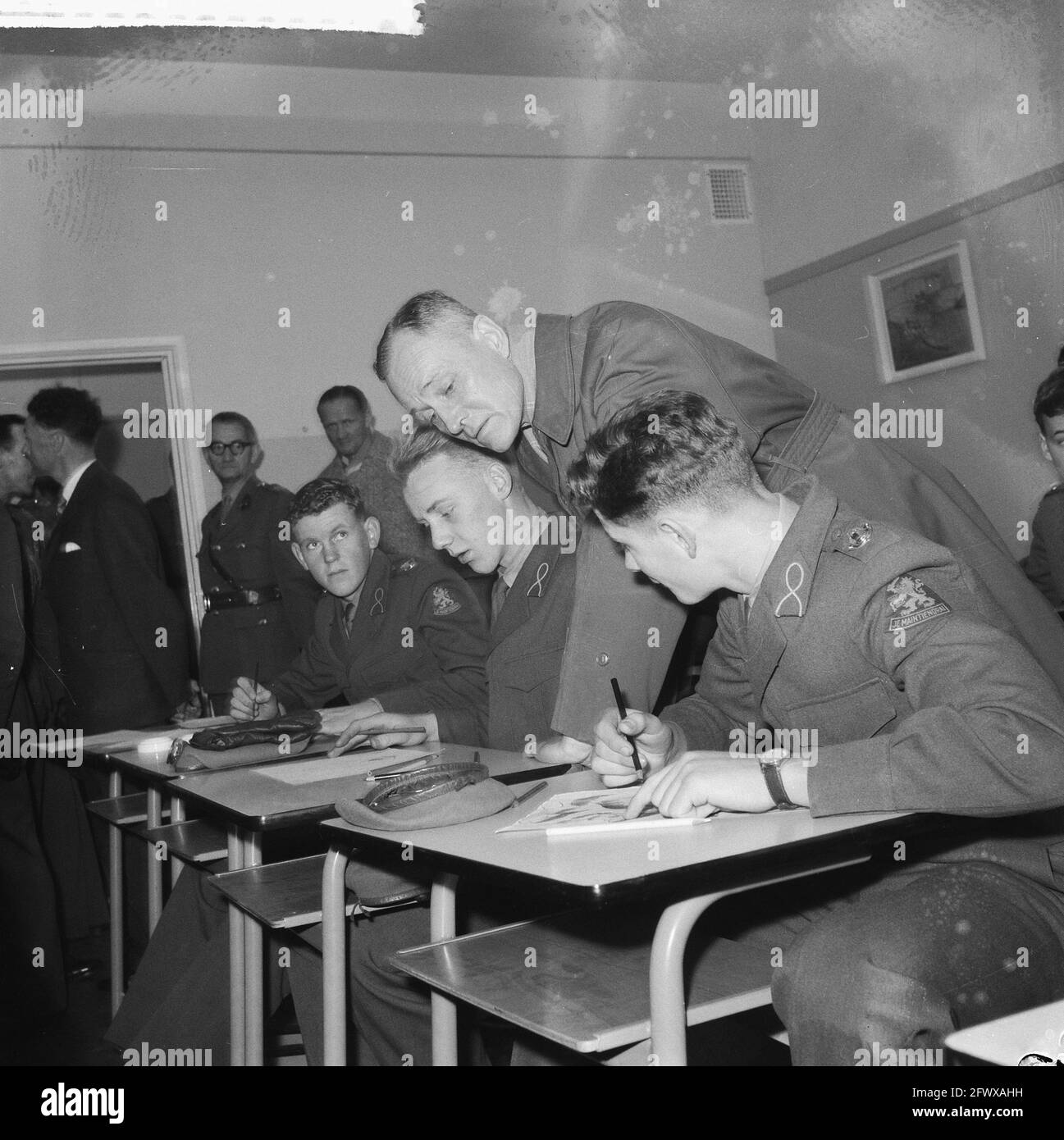 Eröffnung der Übergangsklasse in der Offiziersschule in Weert Staatssekretär Calmeyer bei einer Führung, 23. November 1960, Schulen für nicht beauftragte Offiziere, Eröffnungen, Tours, Niederlande, Foto der Presseagentur des 20. Jahrhunderts, zu erinnerende Nachrichten, Dokumentarfilm, historische Fotografie 1945-1990, visuelle Geschichten, Menschliche Geschichte des zwanzigsten Jahrhunderts, Momente in der Zeit festzuhalten Stockfoto