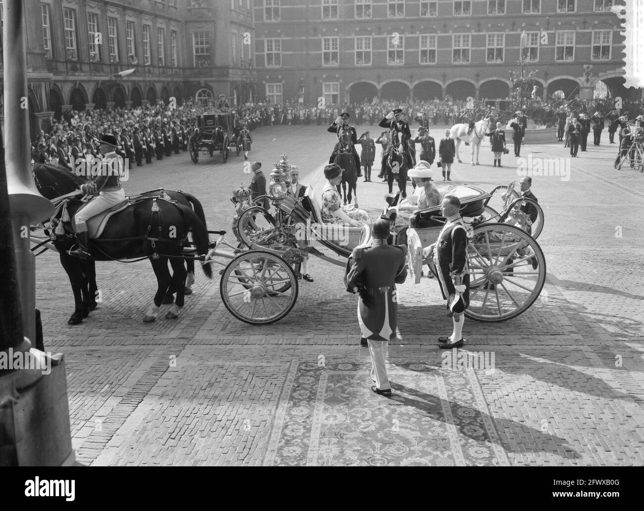 Öffnungszustände Allgemein . Ankunft der drei Prinzessinnen im Ridderzaal, 19. September 1961, Eröffnungen, Ankünfte, Niederlande, Presseagentur des 20. Jahrhunderts, Foto, Nachrichten zum erinnern, Dokumentarfilm, historische Fotografie 1945-1990, visuelle Geschichten, Menschliche Geschichte des zwanzigsten Jahrhunderts, Momente in der Zeit festzuhalten Stockfoto