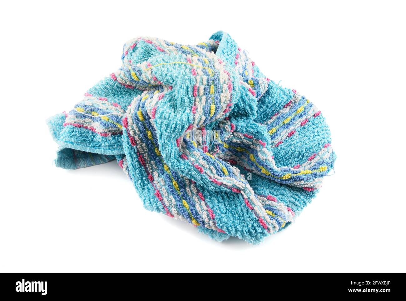 Altes, zerknittert türkisfarbenes Handtuch isoliert auf weißem Hintergrund. Stockfoto