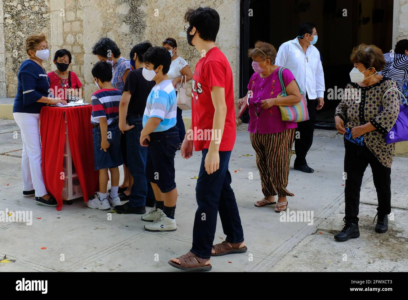 Kirchenbesucher während der Pandemie von Covid-19, Merida, Mexiko Stockfoto