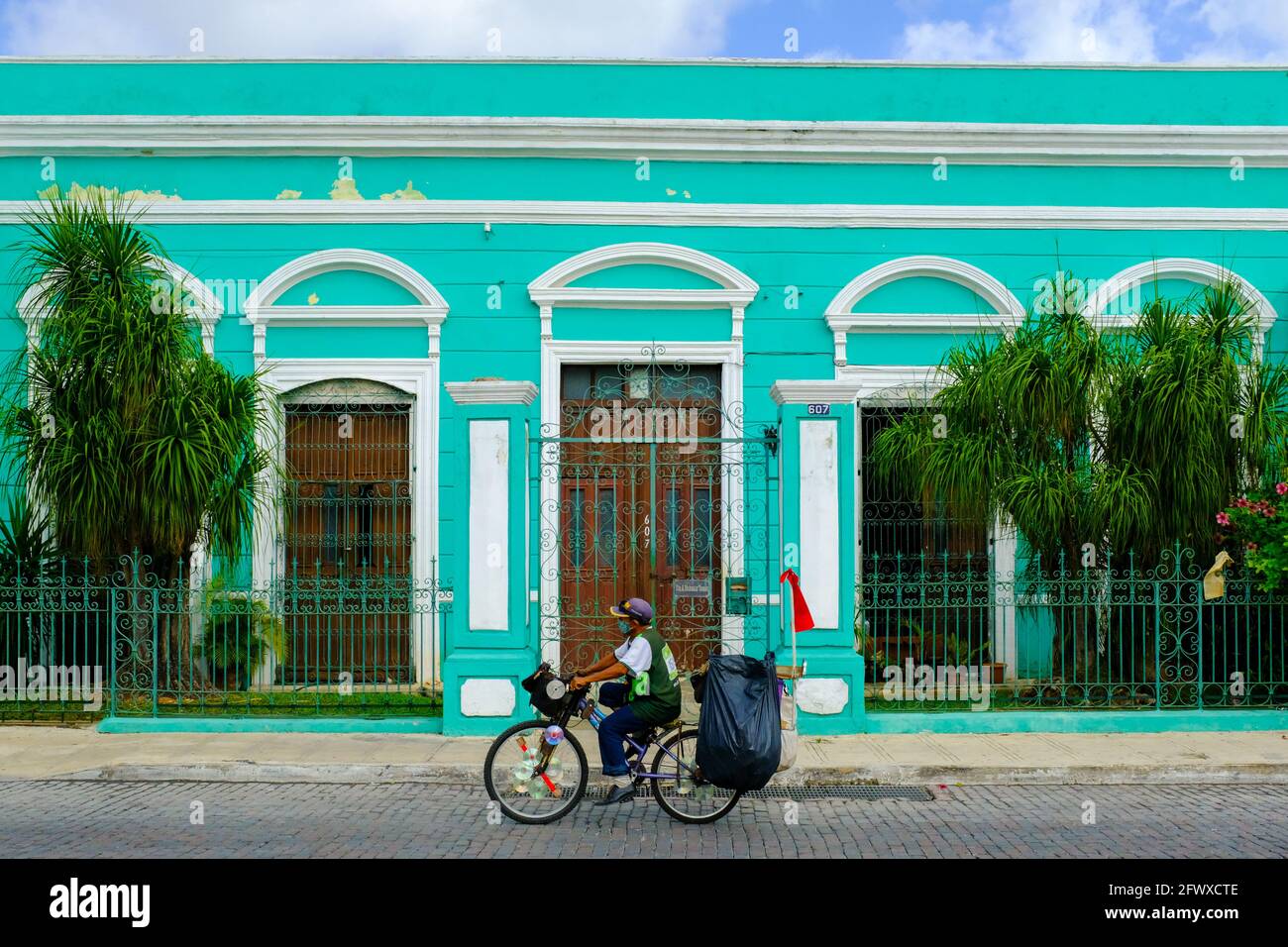 Mann sammelt Schrott auf einem Fahrrad in La Ermita Nachbarschaft In Merida Yucatan Stockfoto