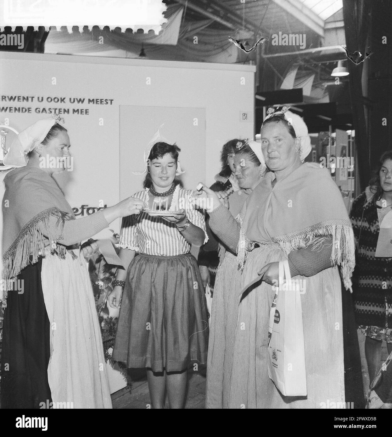 Eröffnungsausstellung Spijs en Draak in Den Haag . Girl gives Volendamsters Cheese, 8. September 1961, Openings, Cheese, Mädchen, Ausstellungen, The Nether Stockfoto