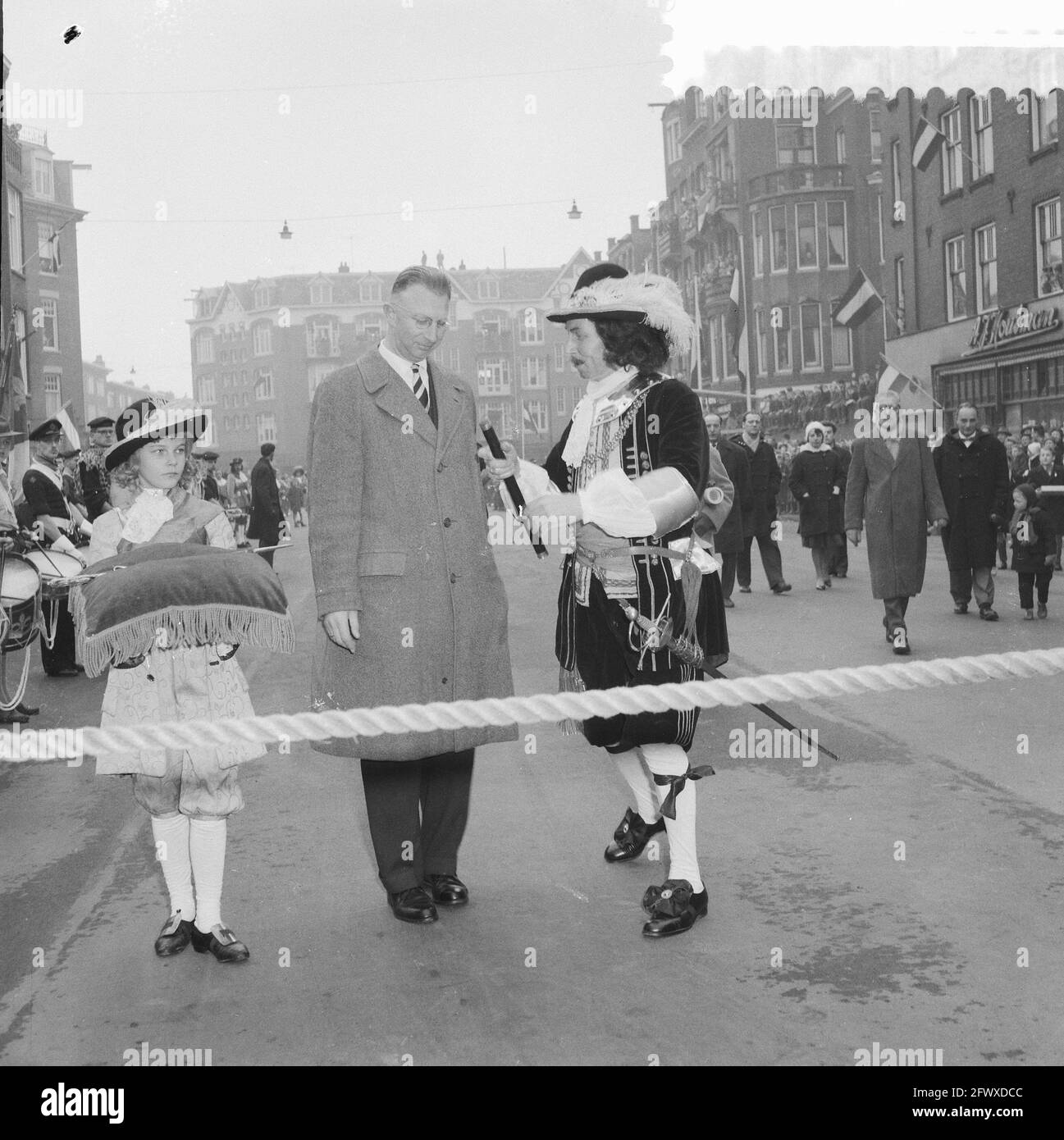 Eröffnung des Admiraals de Ruyterweg durch den Ratsherrn G. van t Hull , von links nach rechts Schiffsjunge, die Ratsmänner Van Hull und Admiral De Ruyter, 5. Februar 1 Stockfoto