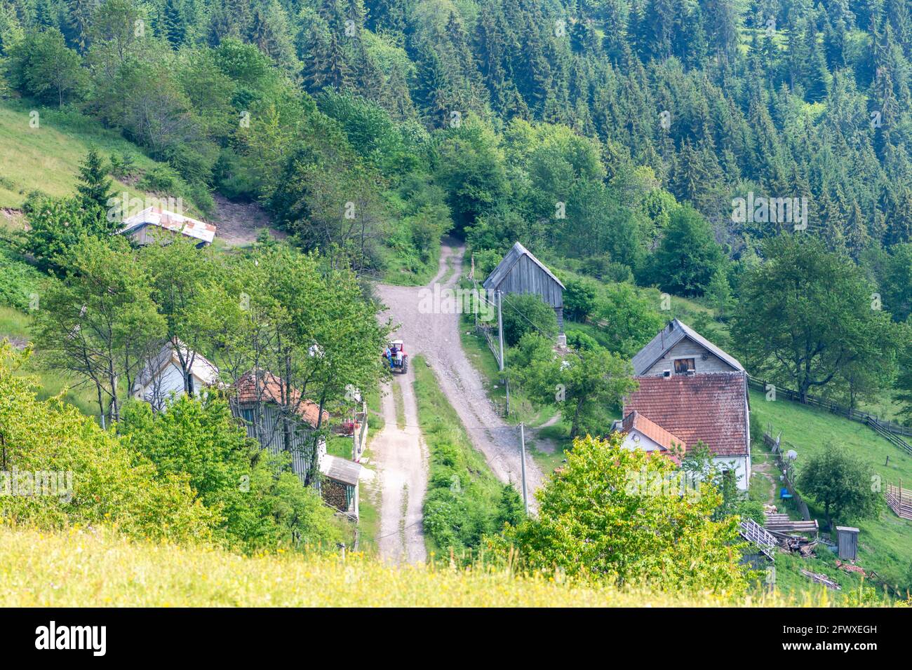 Draufsicht auf den Teil des Bergdorfes in Bosnien und Herzegowina Stockfoto