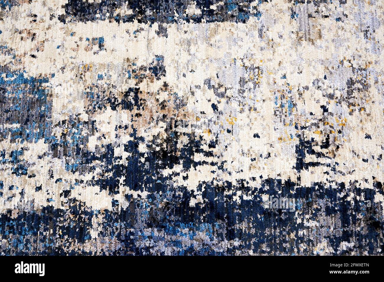 Bunt gestreifte textile Kulisse mit verschiedenen Fäden und Goldfarben. Innenarchitektur und Dekorationen Hintergründe Stockfoto