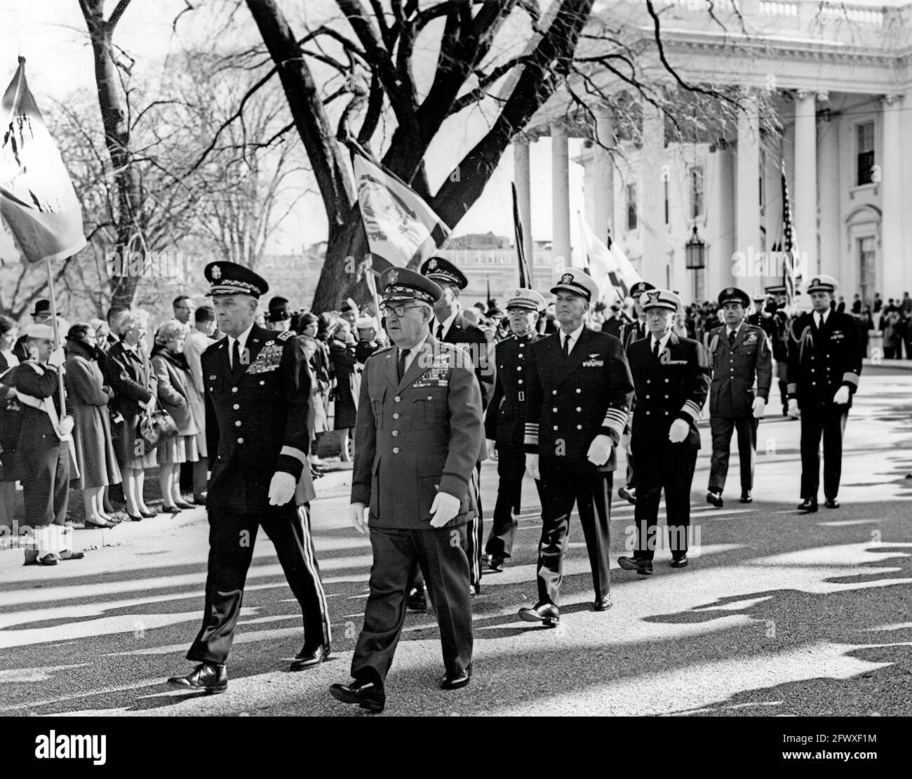 Militärbeamte gehen in der Trauerprozession von Präsident John F. Kennedy vom Weißen Haus zur Kathedrale von St. Matthew, dem Apostel. Zu den Beamten gehören: Der Vorsitzende der Generalstabschefs, General Maxwell D. Taylor; der Stabschef der US-Luftwaffe, General Curtis E. LeMay; der Stabschef der US-Armee, General Earle G. Wheeler (teilweise versteckt); der Chef der Naval-Operationen, Admiral David L. McDonald; Kommandant des United States Marine Corps, General David M. Shoup; Kommandant der United States Coast Guard, Admiral Edwin J. Roland; Military Aide. Stockfoto