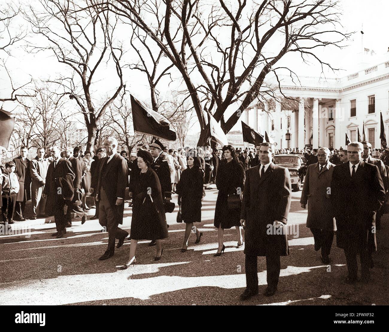 25. November 1963 Präsident Lyndon B. Johnson und First Lady Bird Johnson gehen in der Trauerprozession von Präsident John F. Kennedy zur St. Matthew’s Cathedral. Ebenfalls abgebildet: Lucy Baines Johnson; Lynda Bird Johnson; Agenten des Geheimdienstes des Weißen Hauses, Rufus Youngblood, Floyd Boring, Toby Chandler, Stu Stout, Und James J. Rowley. Trauerjägern säumen die Auffahrt von North Lawn. White House, Washington, D.C., Abbie Rowe. Fotografien Des Weißen Hauses. Stockfoto