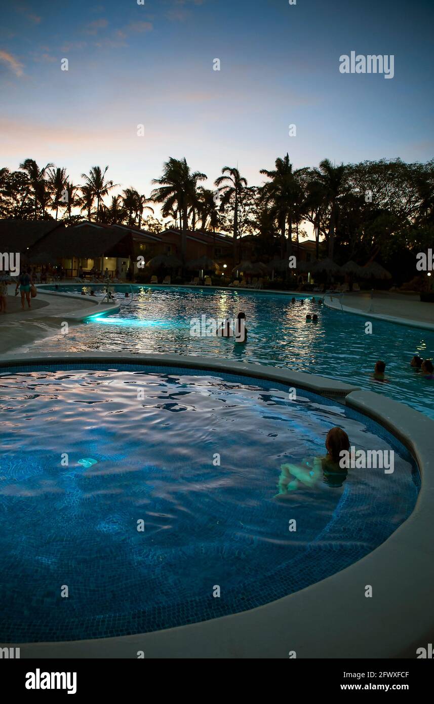 Hotelpool in der Abenddämmerung, Tamarindo, Costa Rica Stockfoto Hotelpool in der Abenddämmerung, Tamarindo, Costa Rica Stockfoto