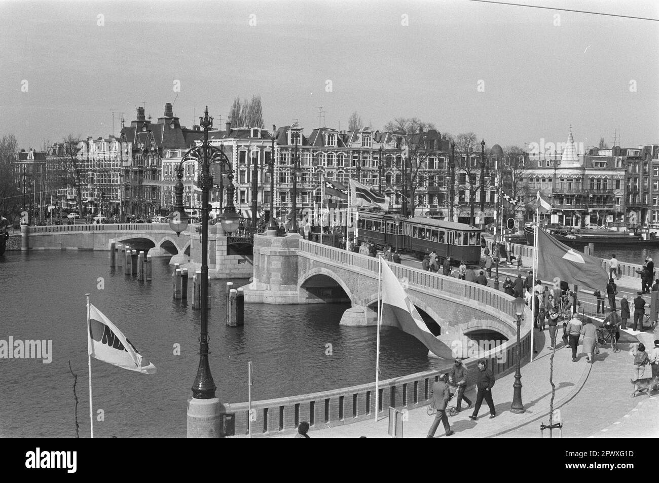 Eröffnung der neuen Amstel-Brücke in Amsterdam, 12. April 1986, Brücken, Eröffnungen, Öffentlichkeit, Flüsse, Straßenansichten, Niederlande, 20th Century Press ag. Stockfoto