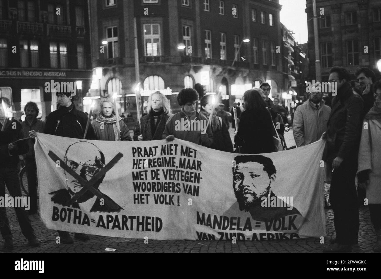 Protest mit Kerzen auf dem Dam-Platz in Amsterdam in Solidarität mit den streikenden und gefeuerten Bergleuten in Südafrika, 15. Januar 1986, Demonstrationen, ca. Stockfoto