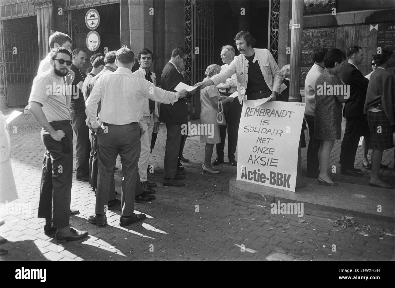 Protestaktion der Künstler der BBK gegen die Künstlerpolitik im Rijksmuseum, Amsterdam: Von hinten ein Protestschild erhält der Besucher einen Brief Stockfoto