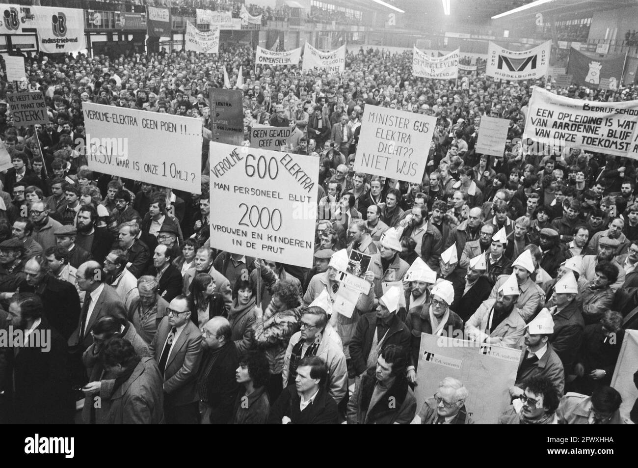 Protestieren von Arbeitern mit Transparenten in der Energiehalle, 7. Februar 1983, Geschäftsschließungen, Demonstrationen, Maschinenwerkstätten, Werften, Niederlande, 20 Stockfoto