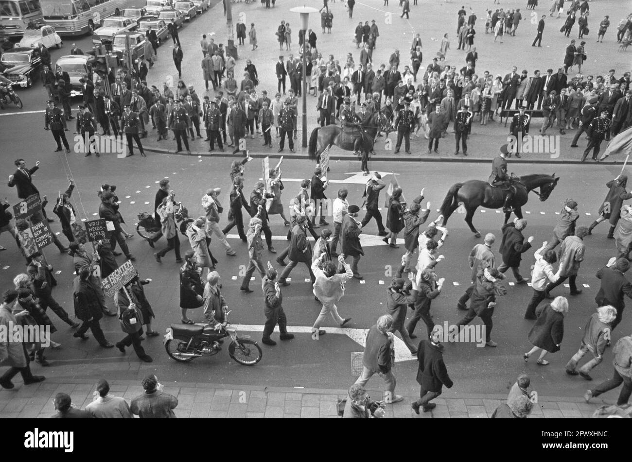 protestmarsch gegen den Krieg in Vietnam, Demonstranten mit überhändiges Haupt, 15. April 1967, Protestmärsche, Demonstranten, Kriege, Niederlande, 20. Jahrhundert Stockfoto