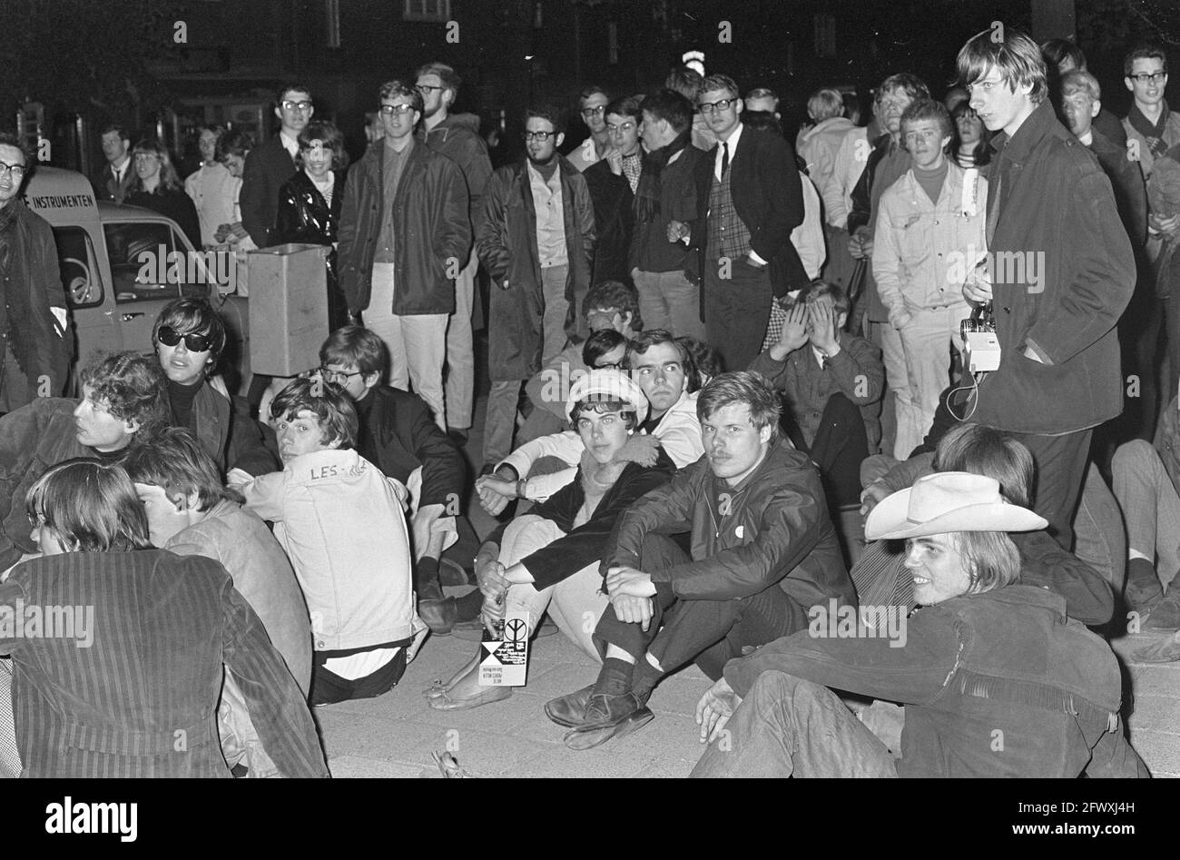 Provo-Demonstration auf dem Amstelveenseweg, Bürgersteige im provos-Block, 1. Juni 1966, TROTTOIRS, Roadblocks, Niederlande, Foto der Presseagentur des 20. Jahrhunderts, Stockfoto