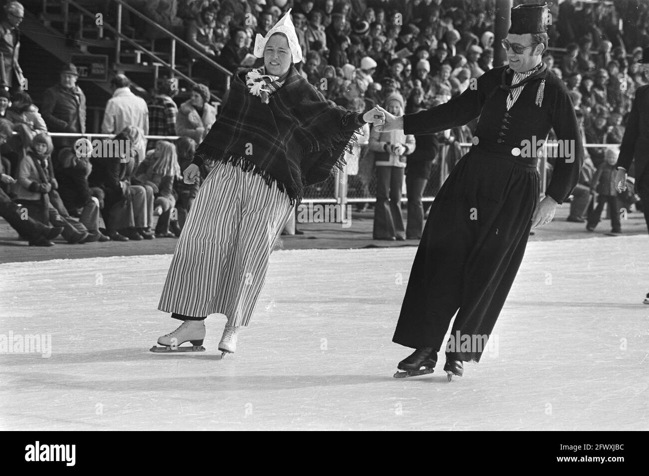 Alte holländische Eisfolklore auf der Kunsteisbahn von Alkmaar; schoonrijden in Kostüm, 6. März 1976, SCHOONRIJDEN, Folklore, Eis, Kostüme, Niederlande, Stockfoto