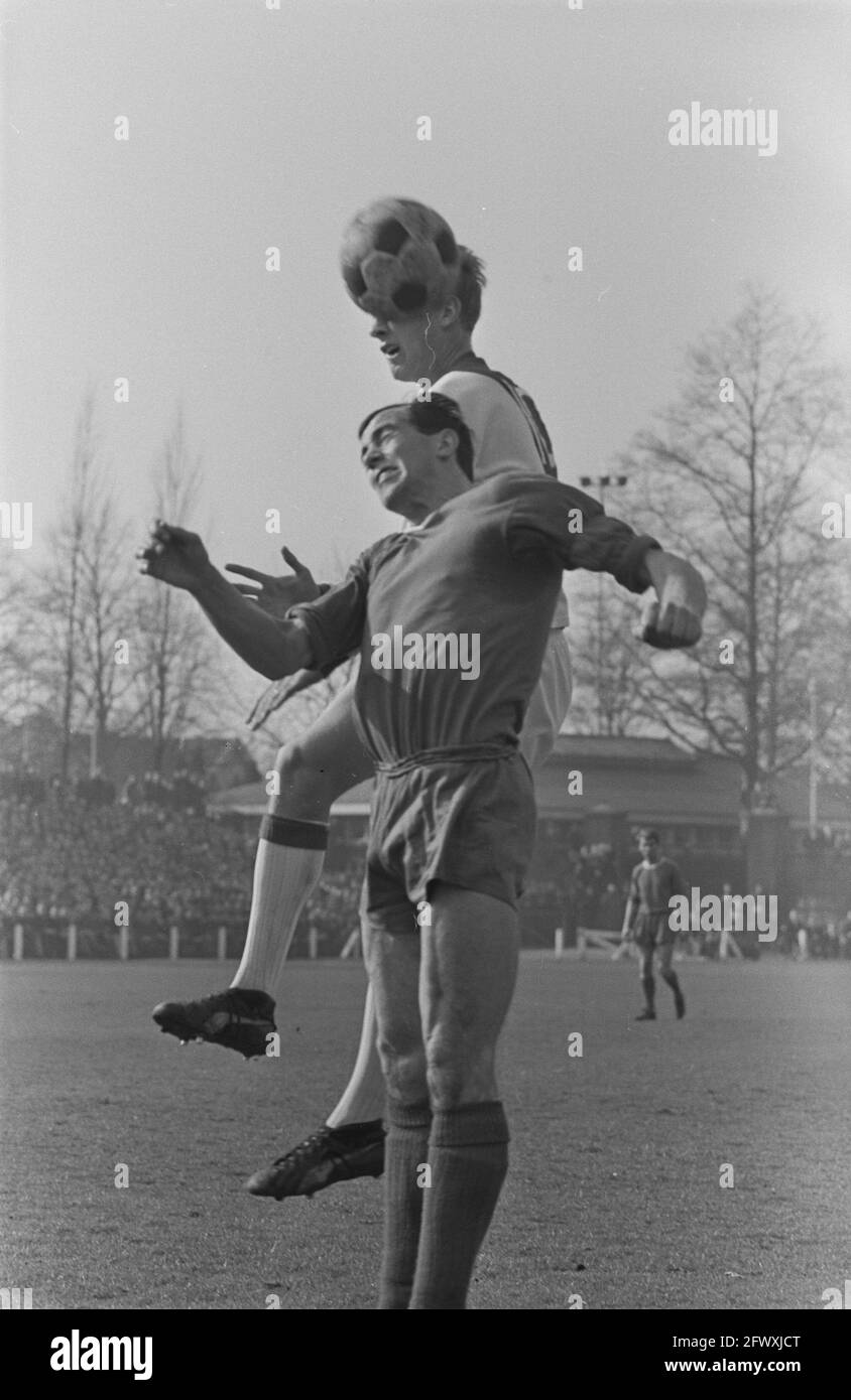 PSV gegen Ajax 2-0, Nuninga (Ajax) im Duell mit Schrijvers (Kopf-an-Kopf), 6. März 1966, Sport, Fußball, Niederlande, Presseagentur des 20. Jahrhunderts Stockfoto