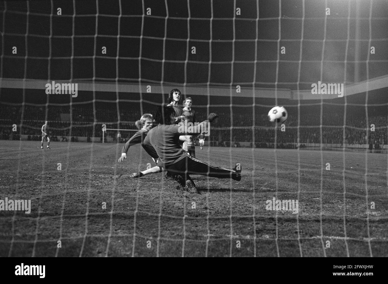 PSV gegen Excelsior 7:0, Edstrom (Mitte) erzielt zweites Tor, 15. Februar 1975, Sport, Fußball, Niederlande, Presseagentur des 20. Jahrhunderts, Foto, ne Stockfoto