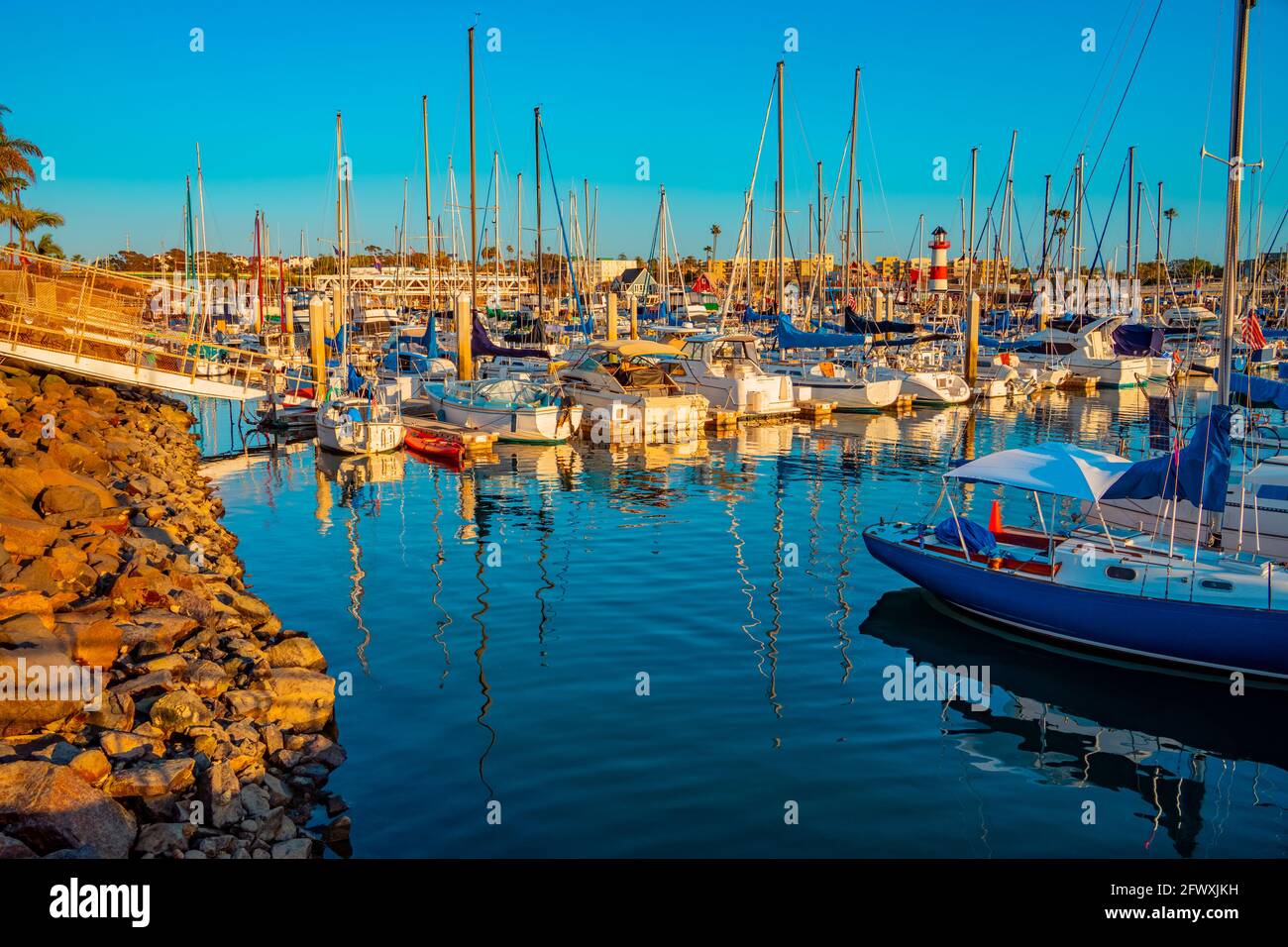 Oceanside Harbor ist ein öffentlicher Hafen mit Fischerbooten und Leuchtturm. Es ist von kleinen Geschäften umgeben und liegt neben Carlsbad, Kalifornien. Stockfoto