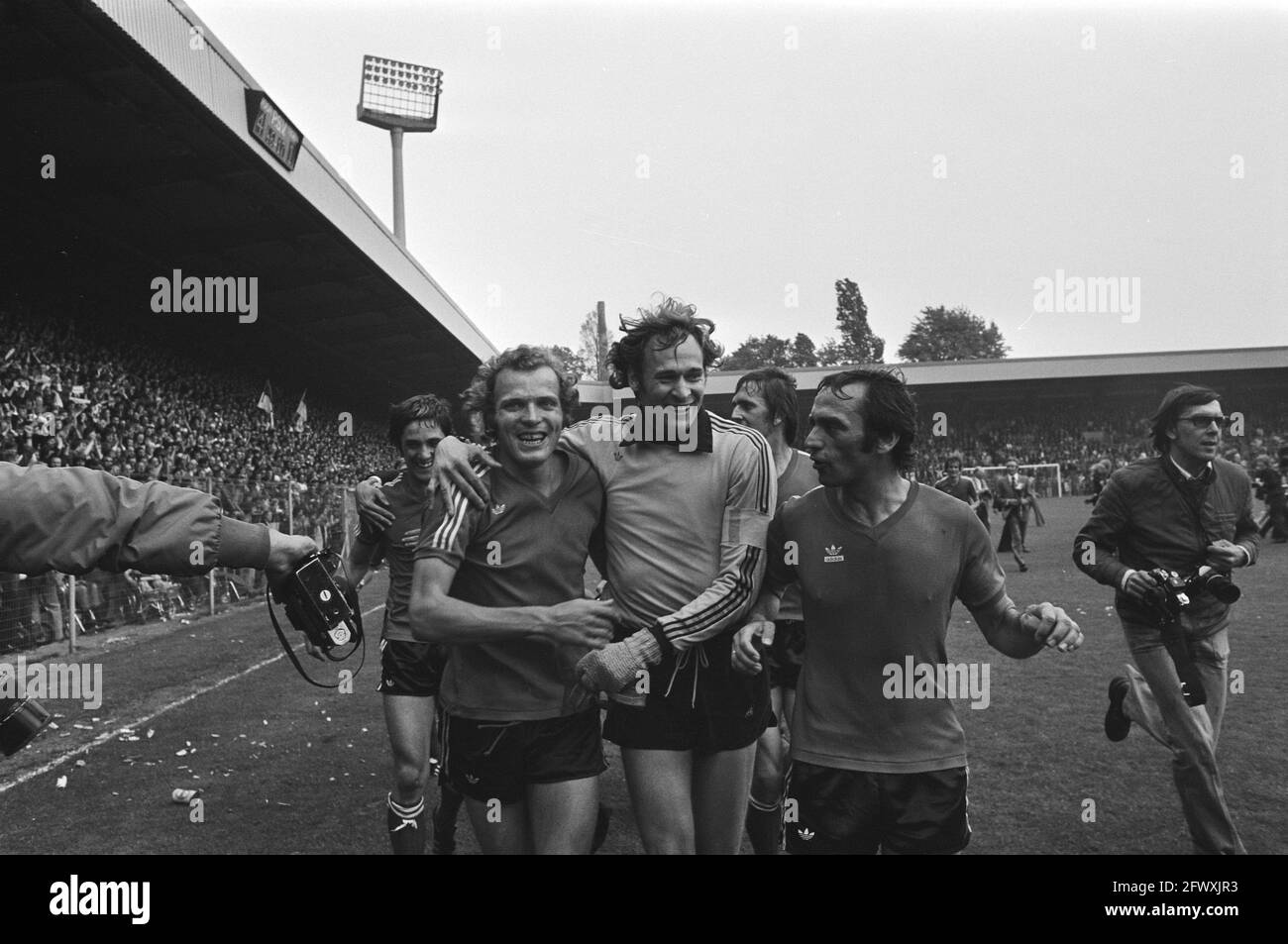 PSV gegen Feyenoord 4-1, 16, verschiedene Umarmungen, 29. Mai 1976, Sport, Fußball, Niederlande, Foto der Presseagentur des 20. Jahrhunderts, zu erinnerende Nachrichten, Doku Stockfoto