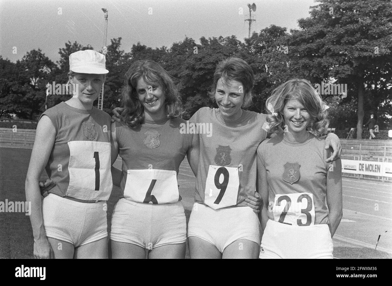 Leichtathletik Niederlande, Rumänien, Frankreich Damen in Uden, nein 26, 27 (l) Corrie Bakker, 2. Von rechts Marian Burggraaf, 11. Juli 1971, ATLETIK, das Netz Stockfoto