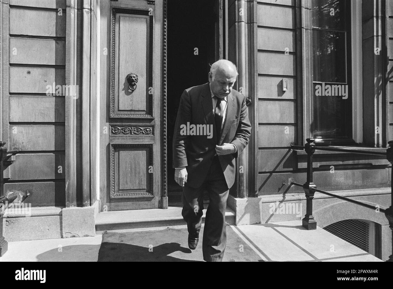 PvdEin Gruppenleiter Joop den Uyl verlässt den lange Voorhout Palast in Den Haag, 2. September 1981, Kabinettformationen, Paläste, Parlamentarier, Politiker Stockfoto