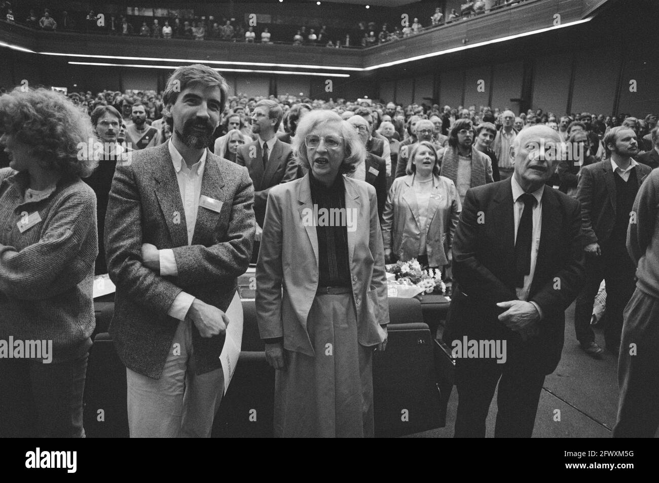 PvdA Kongress im RAI; von links nach rechts Max van de Berg , Frau Den Uyl und Joop den Uyl singen das Internationale, 13. April 1985, Kongresse, Th Stockfoto