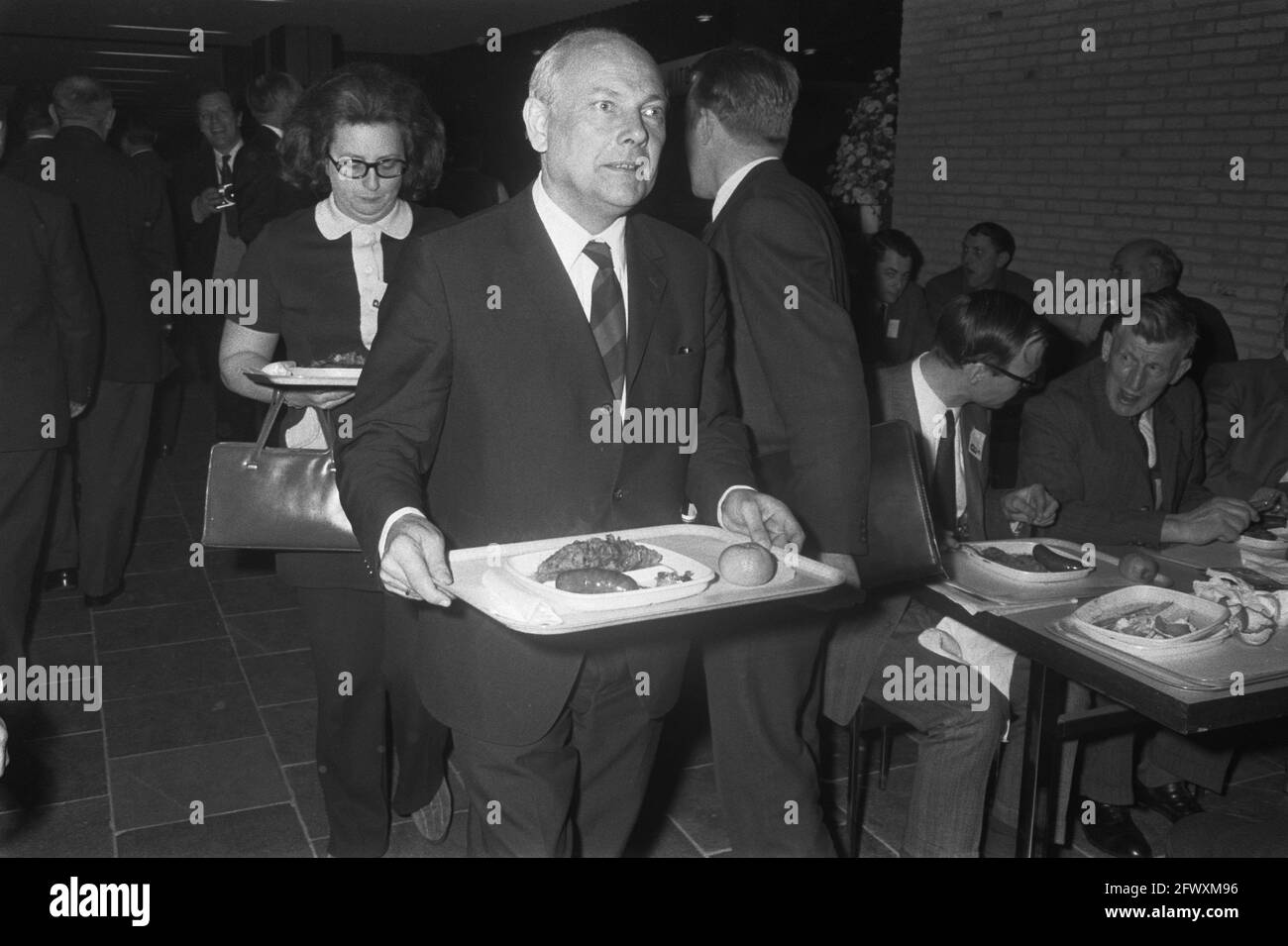 PVDEIN Kongress in Groningen. Während des Mittagessens Joop den Uyl mit seiner Frau hinter ihm], 16. Januar 1970, Kongresse, Politiker, Politik, Politische Parteien Stockfoto