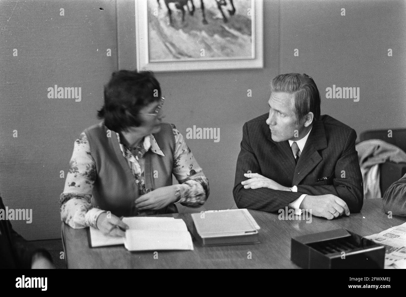 PvdA-Delegation in Schiphol auf der Rückkehr aus der DDR; Frau I. van de Heuvel (Vorsitzende PvdA) und U. Wolff (Botschafterin der DDR), 26. September 1975, Botschafterin Stockfoto