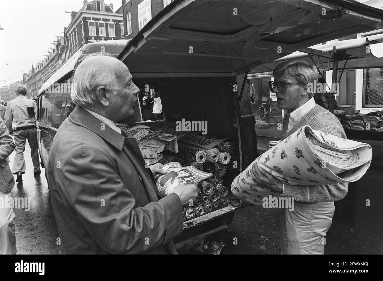 PVDA-Listenführer Joop den Uyl besuchte Albert Cuypmarkt und Dappermarkt und Fordfabriek im Wahlkampf, 19. Mai 1981, Märkte, Wahlkampagnen, Stockfoto