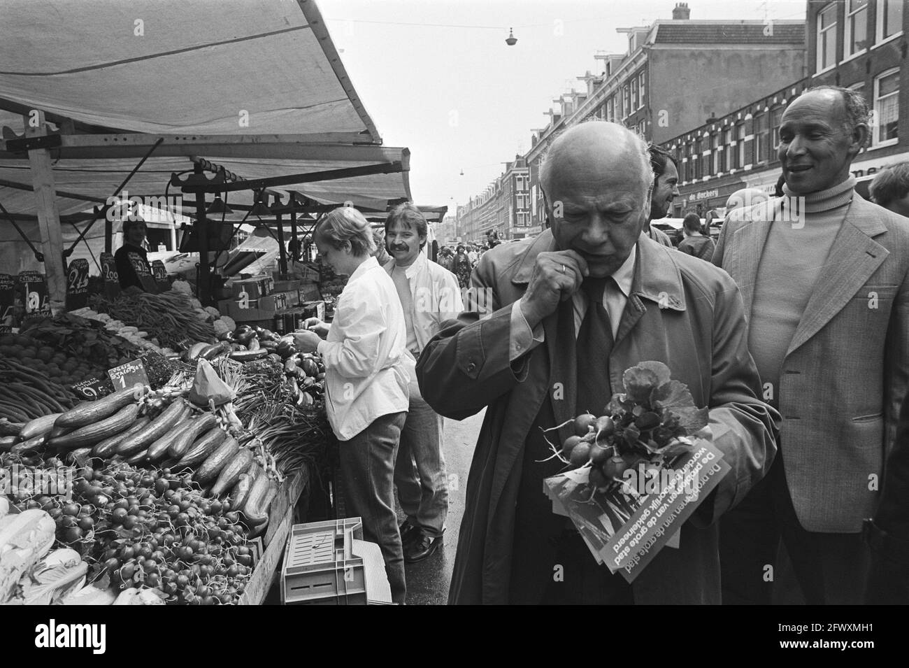PVDEIN Listenführer Joop den Uyl besuchte Albert Cuypmarkt und Dappermarkt und Fordfabriek im Wahlkampf, 19. Mai 1981, Wahlkampagnen, die Neth Stockfoto
