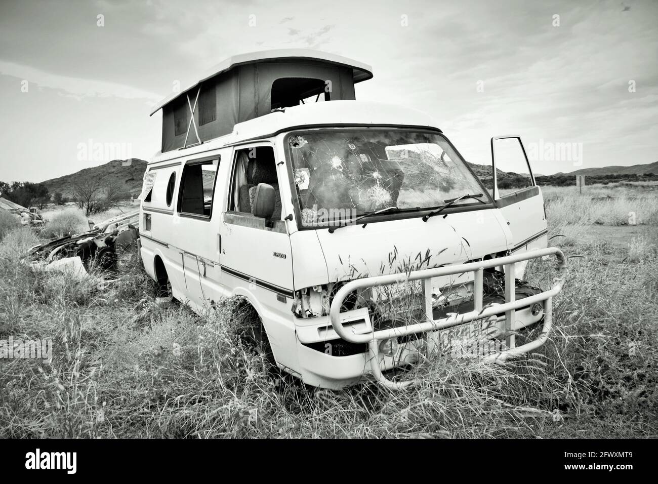 MAZDA E2000 Pop Top Dach Camper van dauerhaft geparkt auf einer abgelegenen Autodumpe, South Australia Stockfoto