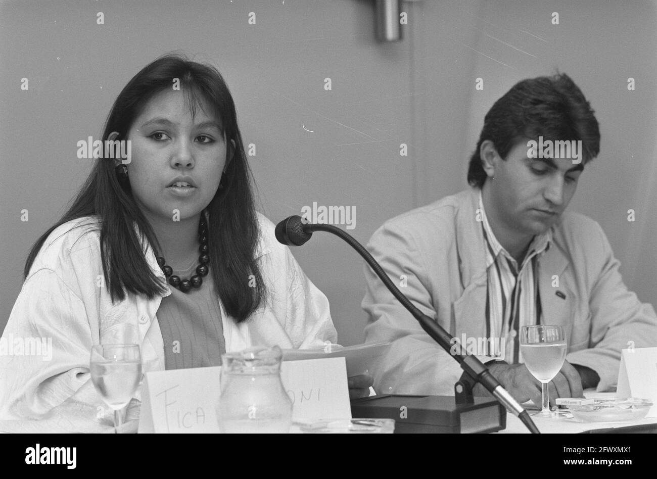 Jugendpolitikrat legt Bericht Help with Self-esteem vor, 29. September 1987, Policy, youth, Präsentationen, Räte, Berichte, Niederlande, 20 Stockfoto