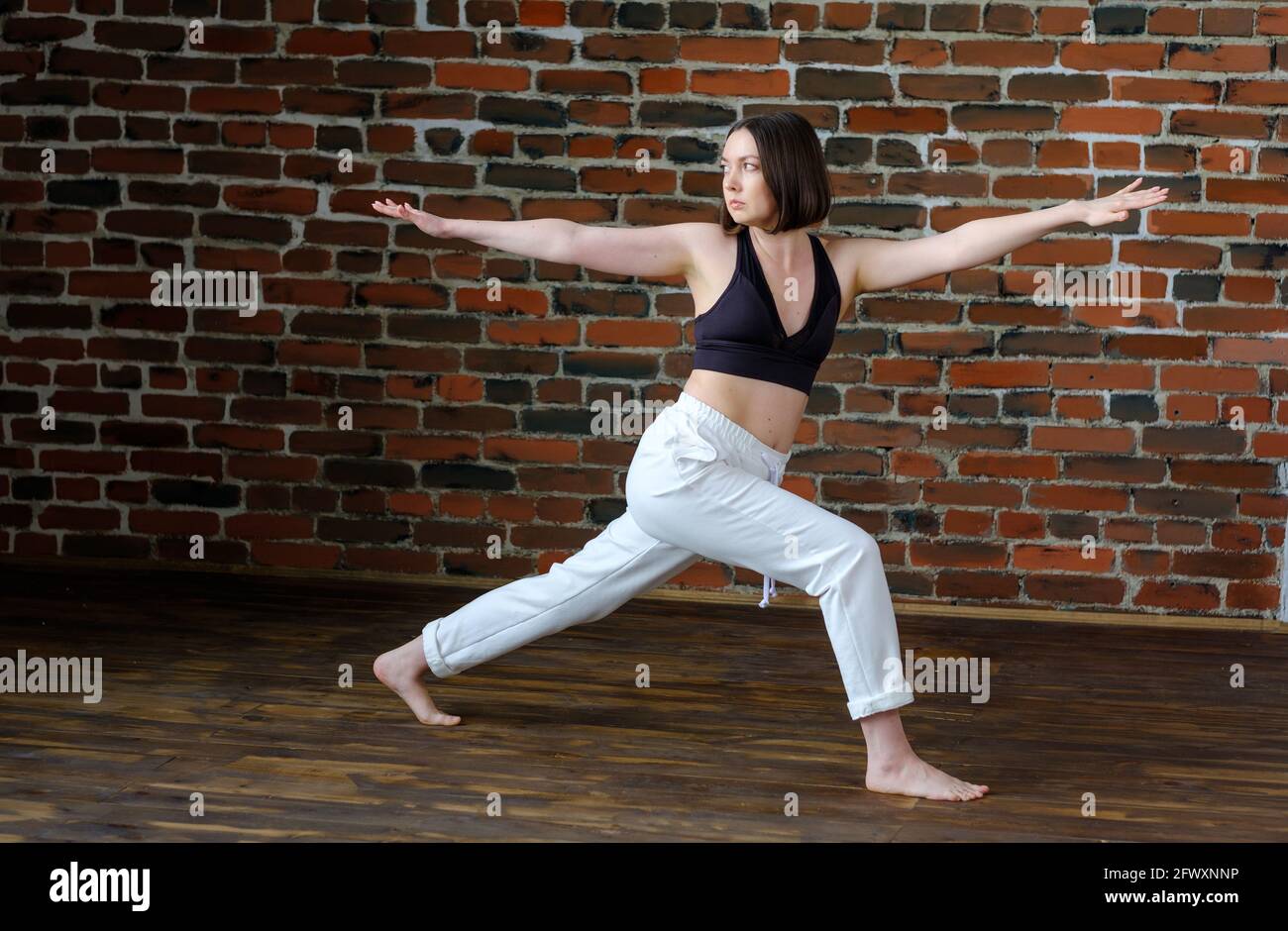 Athletin Frau praktiziert Yoga. Stockfoto