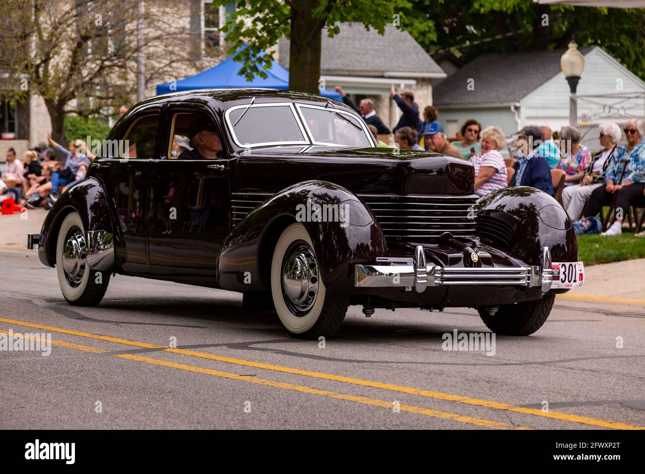 Ein antiker Cord-Limousine-Klassiker fährt im Rahmen der Auburn Cord Duesenberg Festival Parade 2019 durch Auburn, Indiana. Stockfoto