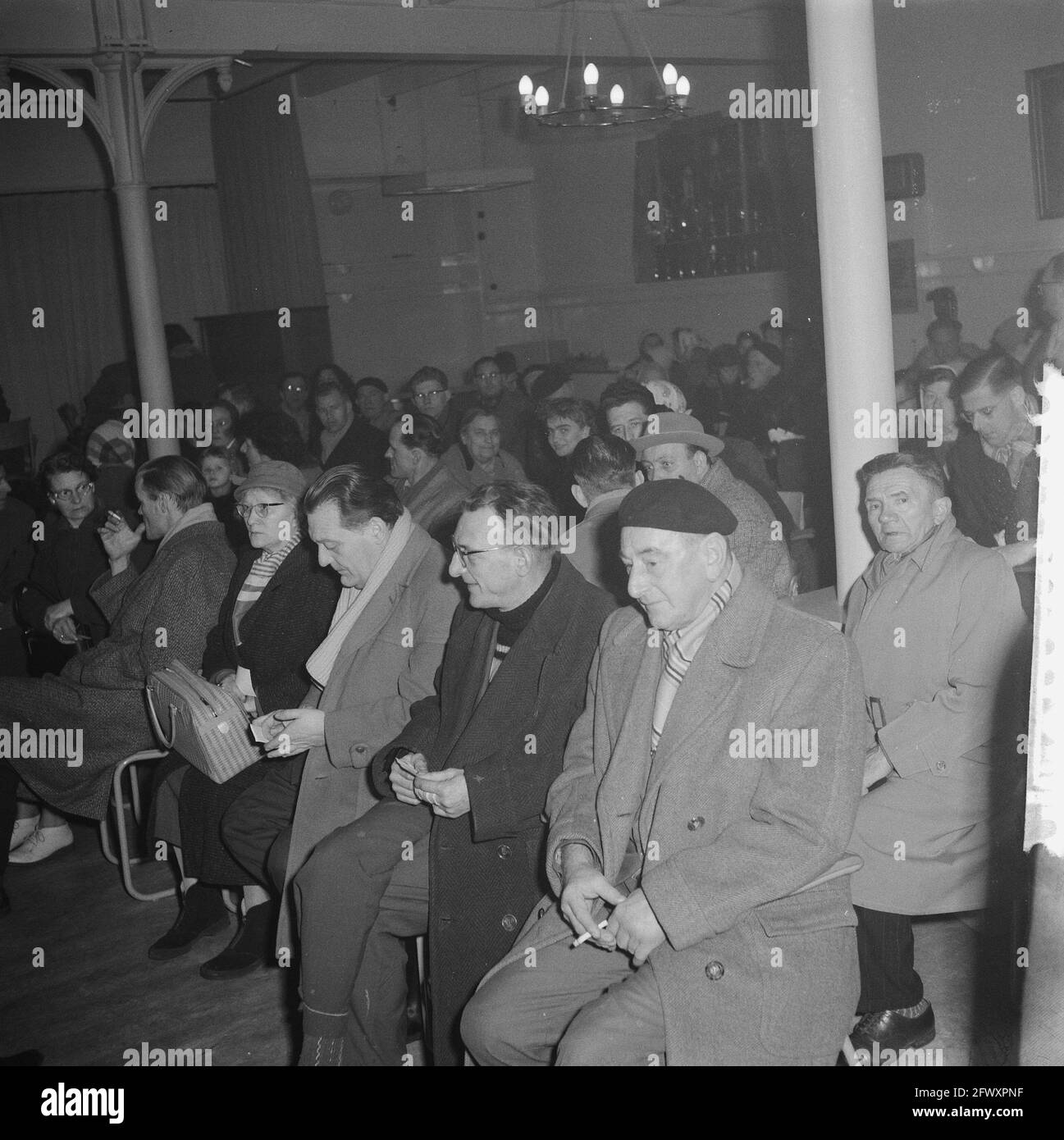 Desaster Tuindorp Oostzaan, Ausschüttungsgutscheine beim Roten Kreuz, 18. Januar 1960, Katastrophen, Ausschüttungen, Gutscheine, Niederlande, 20. Jahrhundert PR Stockfoto