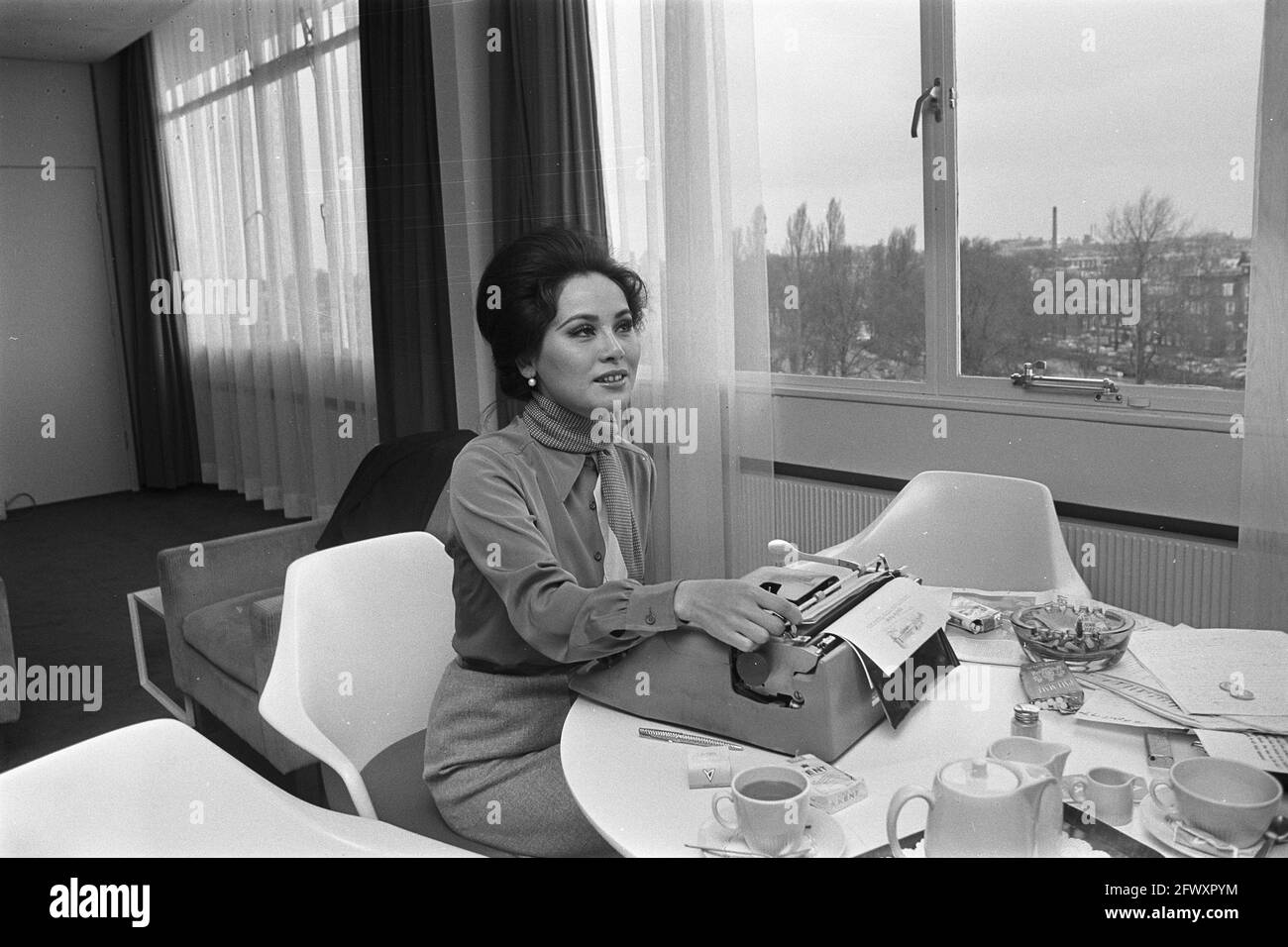 Ratna Sari Dewi Soekarno, Ehefrau des abgesetzten Präsidenten Soekarno aus Indonesien bei der Arbeit im Apollo Hotel, 29. April 1970, Hotels, Porträts, Frauen, die N Stockfoto