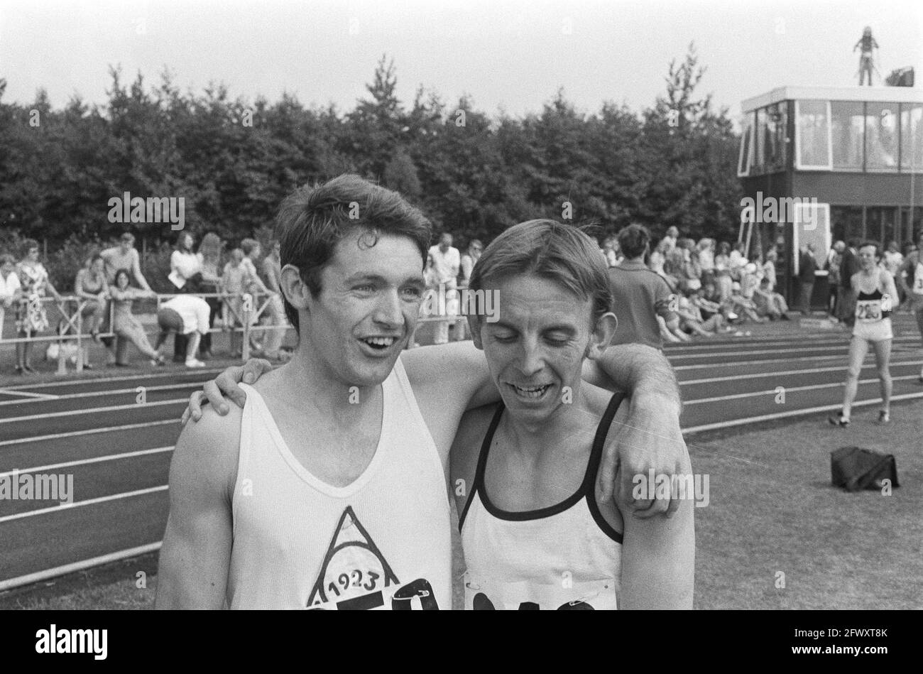 Leichtathletik-Meisterschaften Drachten, nein 7, 8 links Bram Wassenaar , rechts Haico Scharn , Kopf, 4. Juli 1971, Leichtathletik, Niederlande, 20. Jahrhundert Präs Stockfoto