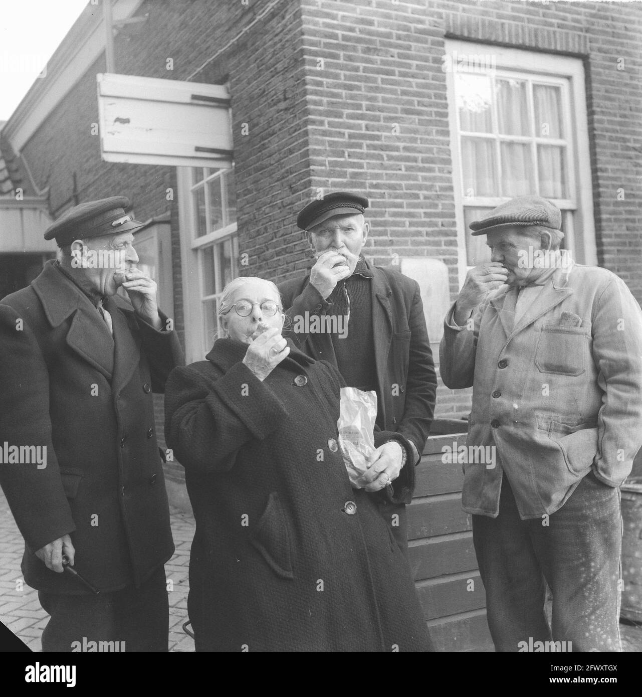 Senioren in der Roeterstraat, die die Ölbälle für Silvester beurteilen, 30. Dezember 1960, ÖLGEBÜHREN, Senioren, Die Niederlande, 20. Jahrhundert Stockfoto