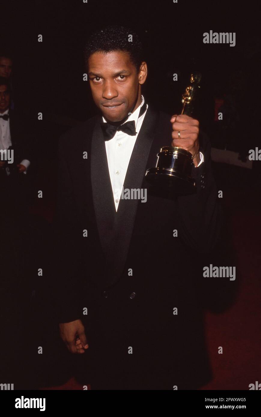 Denzel Washington bei der 62. Verleihung der Academy Awards am 26. März 1990 in Los Angeles, CA. Washington erhielt für seine Performance als Trip in „Glory“ einen Oscar als Bester Darsteller in einer Nebenrolle. Quelle: Ralph Dominguez/MediaPunch Stockfoto