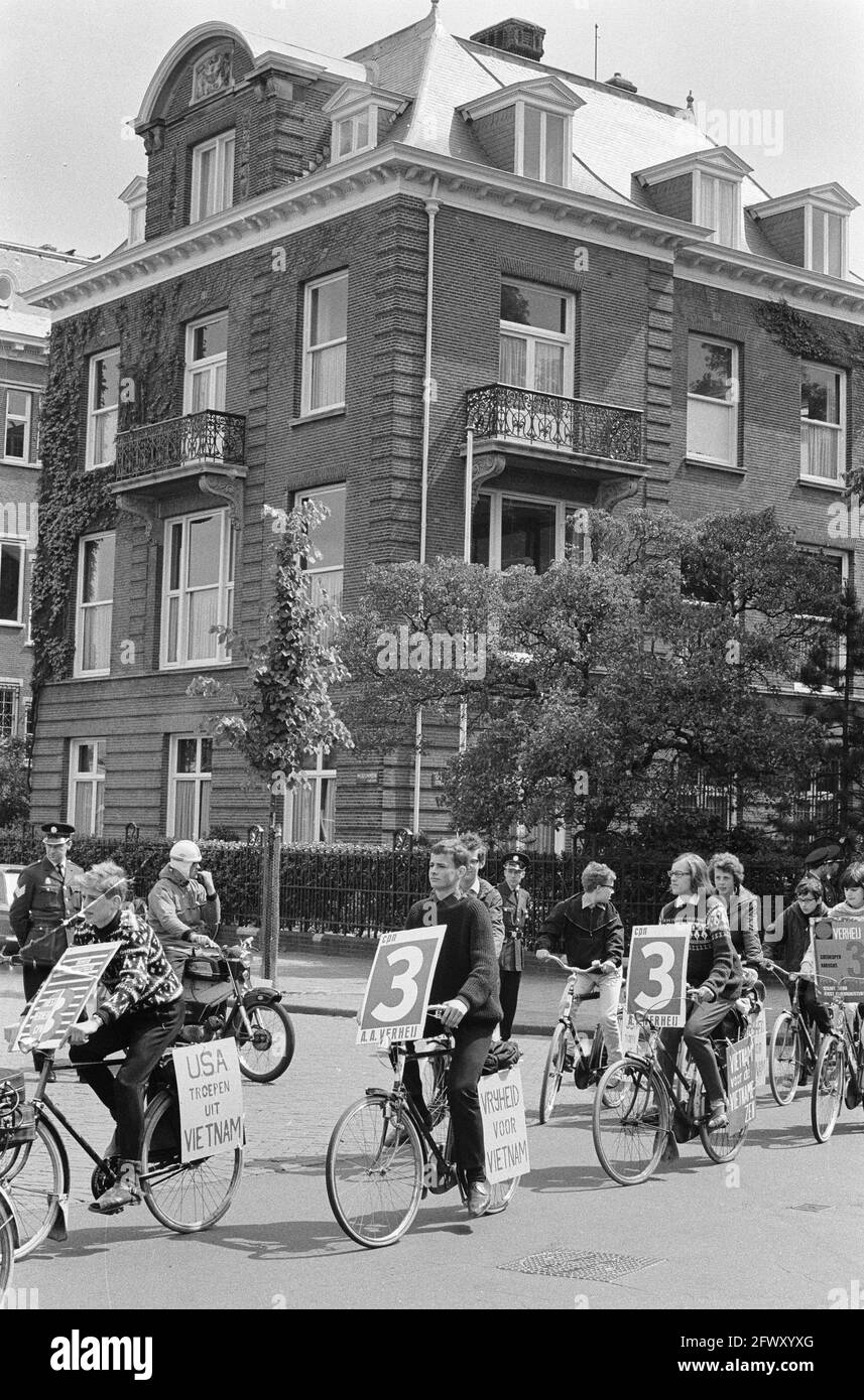 Protest mit dem Fahrrad durch die Hauptstadt, mit Slogans wie Freiheit für Vietnam, 28. Mai 1966, HAUPTSTÄDTE, Fahrräder, Proteste, Niederlande, 20. Jahrhundert Stockfoto