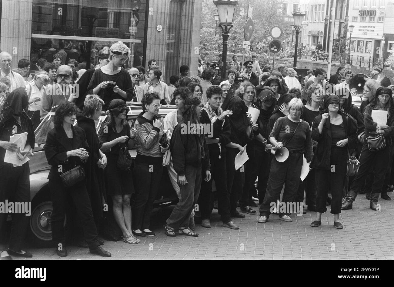 Protest gegen die Übertragung von Subventionen Aufenthalt meiner Lijfhuizen die Einäscherung der nationalen Politik gegen Missbrauch von Frauen, 1. Juli 1985, Niederlande, Stockfoto