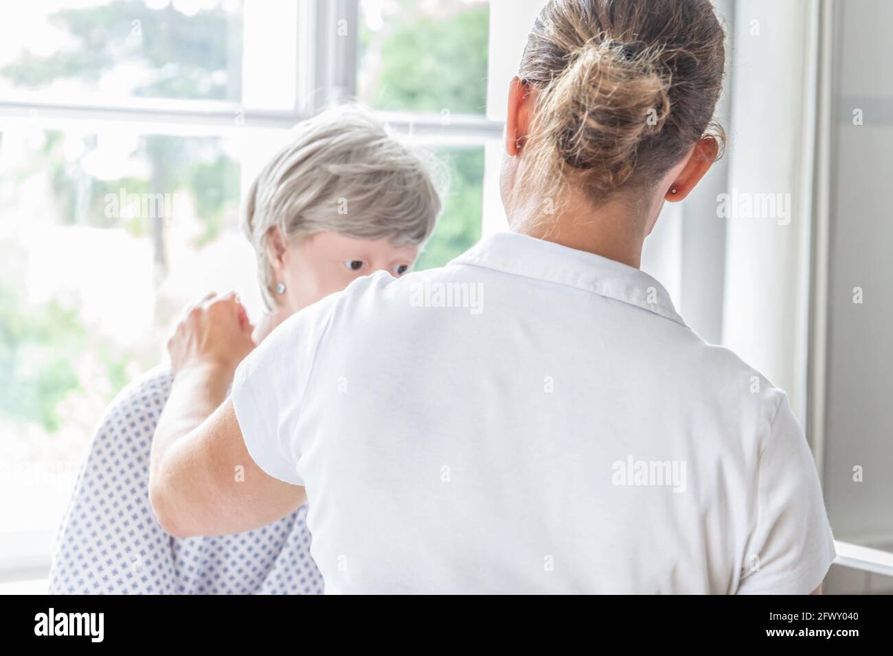 Nachtunterricht mit Hilfe einer Stillpuppe Stockfoto