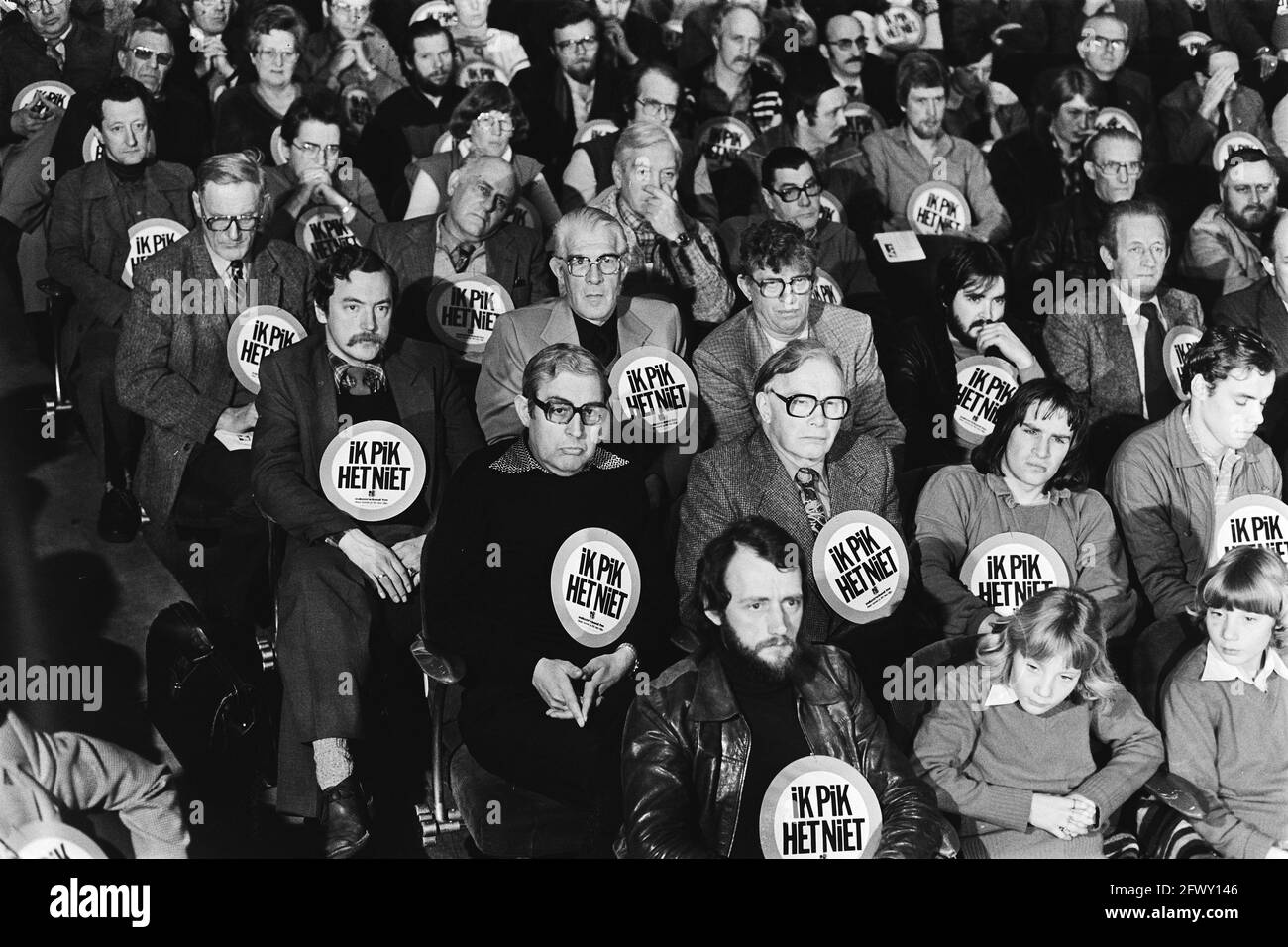 Protesttreffen der FNV in Kunstmin in Dordrecht (Abschluss der 1. Aktionswoche gegen Lohnabbruch); Menschen mit Zeichen, die ich nicht nehme, 23. Februar 1980, PR Stockfoto