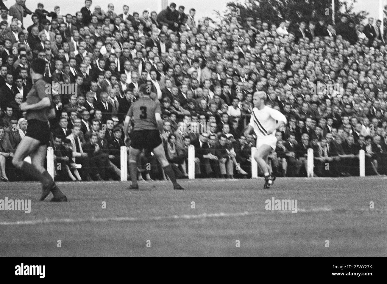PSV gegen Beringen. PSV-Kader. Dänischer Fußballspieler Hanssen (PSV) in Aktion, 2. August 1967, Teams, Sport, Fußball, Die Niederlande, Presse des 20. Jahrhunderts Stockfoto